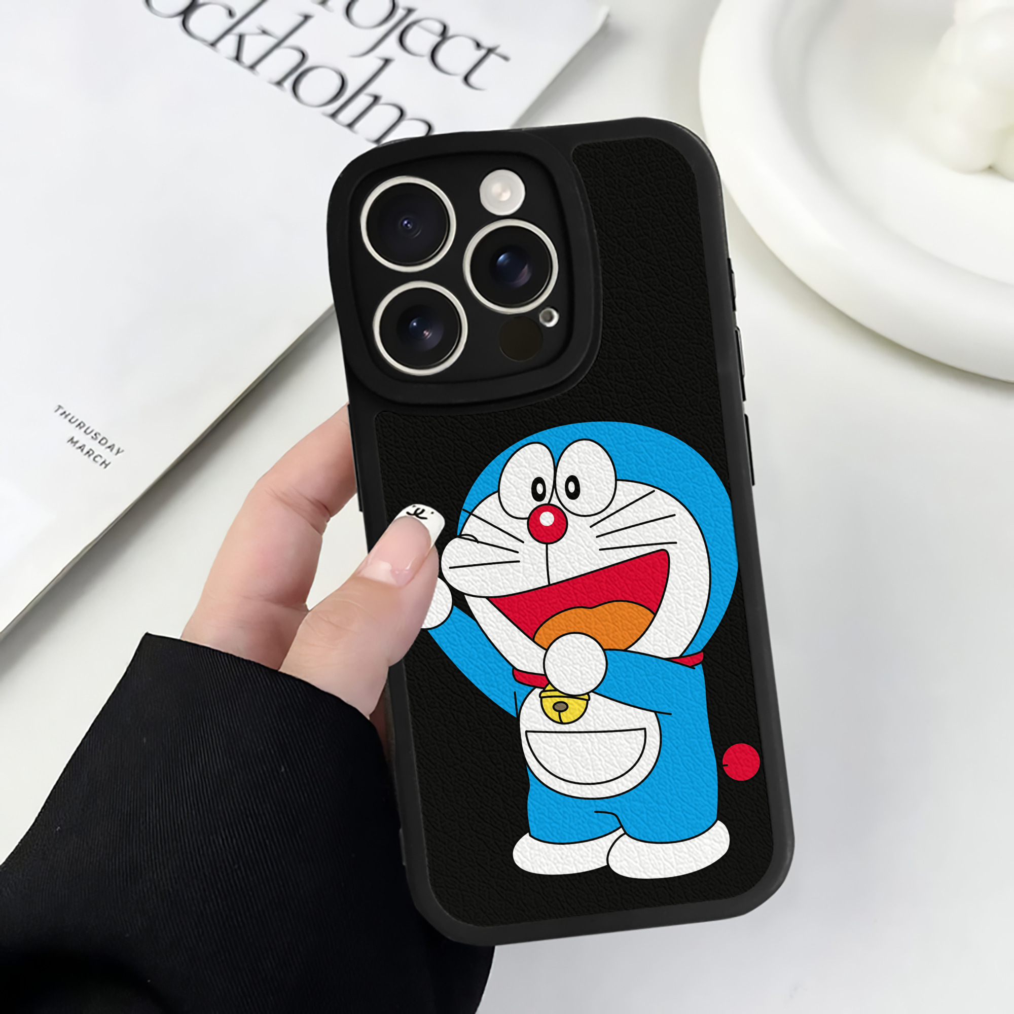 （画像用） ドラえもん Doraemon 【iPhone 16シリーズ対応】シリコンスマホケース（レザー調） 材質：シリコン